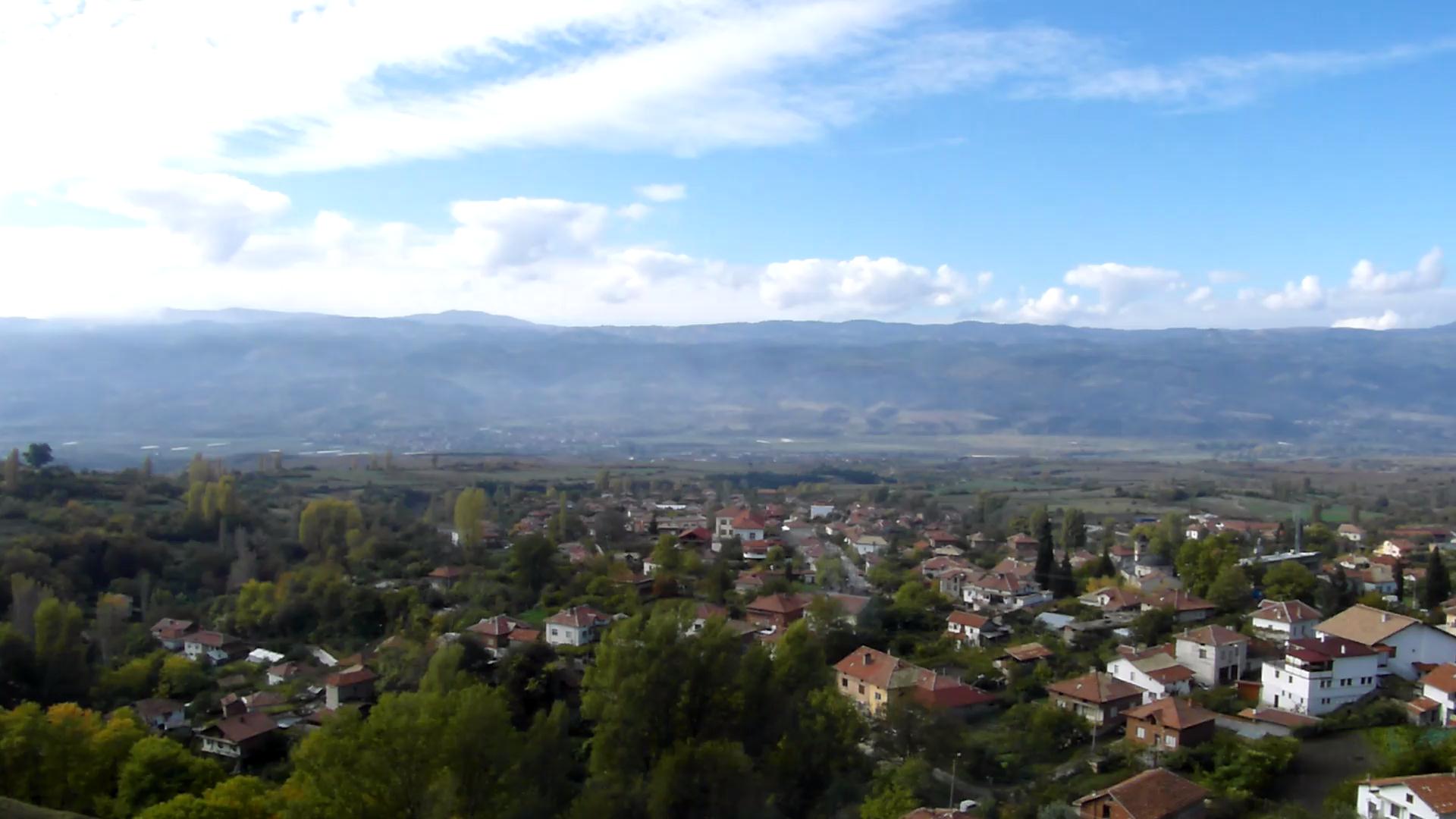 A wide view over Ilindentsi and its surrounding valley.